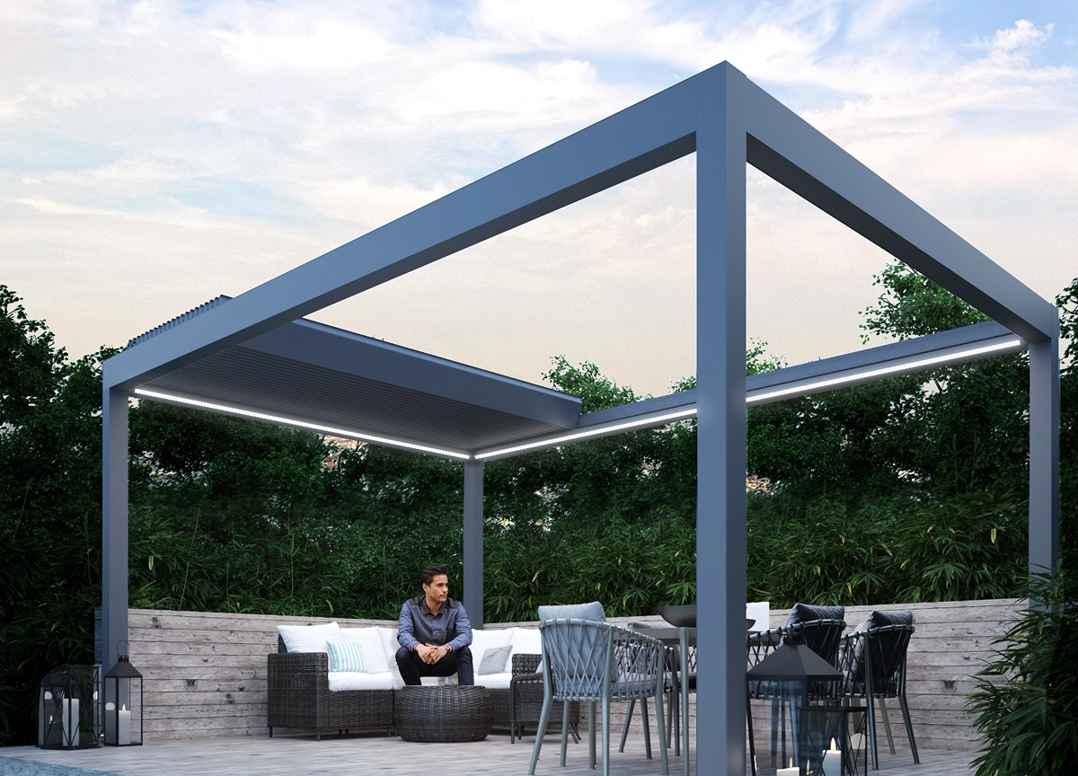 Moderne Pergola mit verstellbarem Lamellendach auf Terrasse, Loungebereich mit Sofa und Esstisch