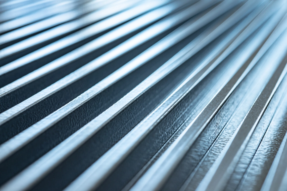 Nahaufnahme eines modernen Lamellenzauns aus Aluminium mit gleichmäßigem Metallprofil