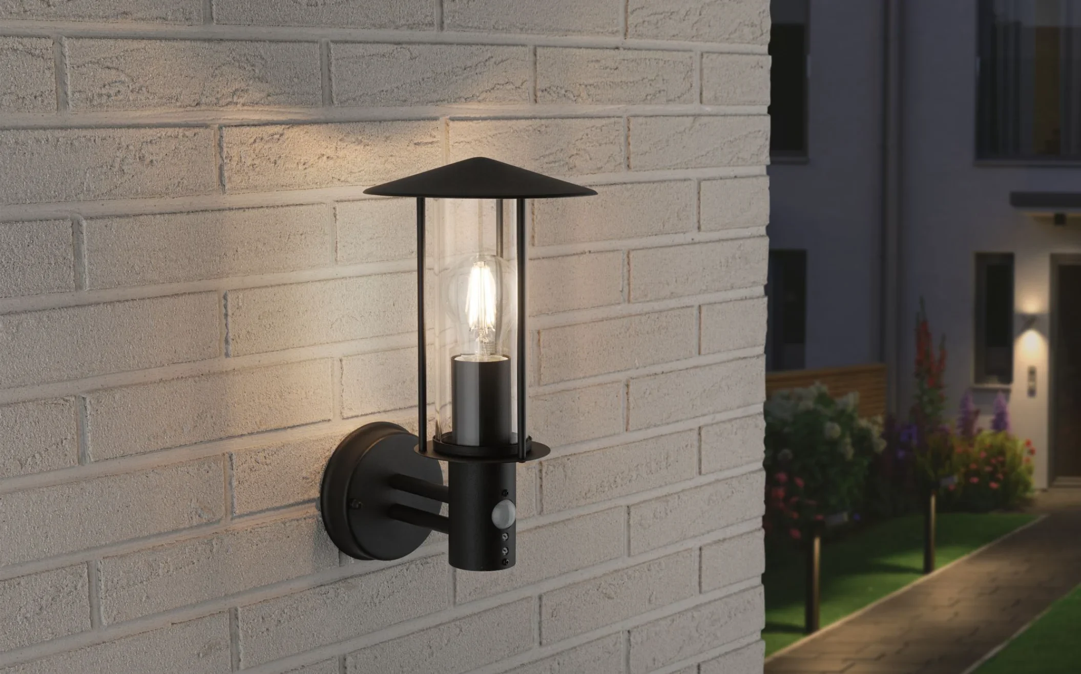 Schwarze wandmontierte Außenlampen mit Bewegungsmelder an heller Ziegelwand