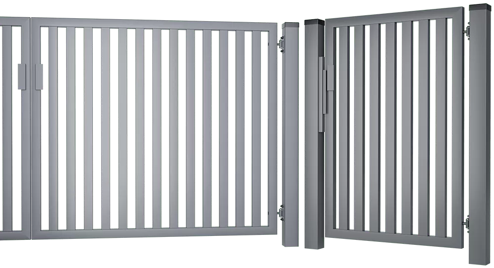 Zweiflügeliges Aluminium-Einfahrtstor mit senkrechten Lamellen und robusten Pfosten